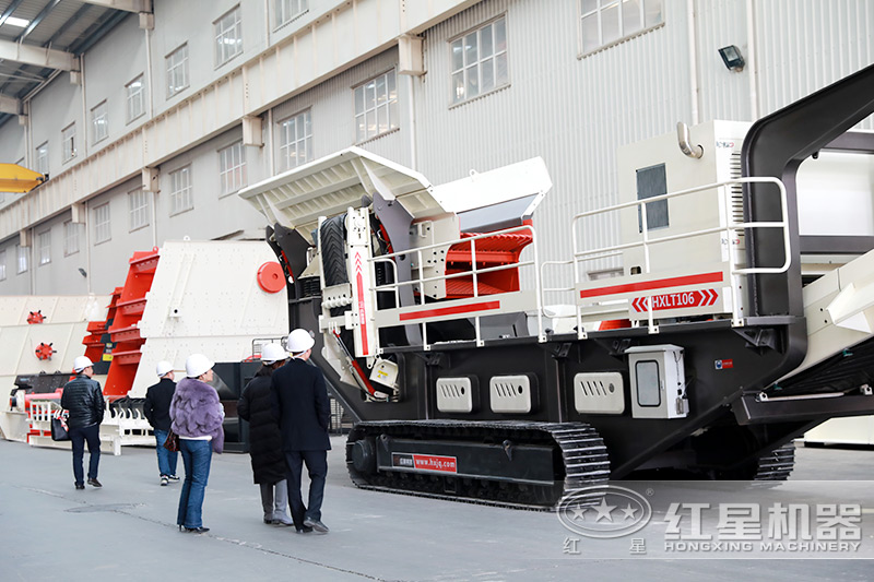 移動柴油機(jī)小型制砂機(jī)客戶考察